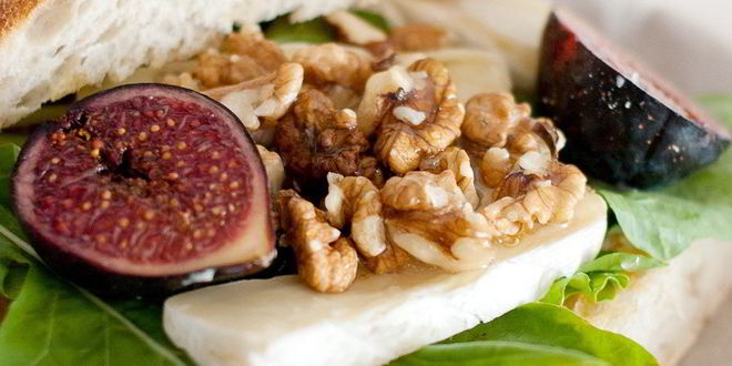 Рецепт Утреннего сэндвича с камамбером и инжиром