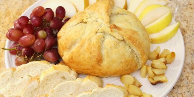 Рецепт Сыра Бри в слоеном тесте с жареным луком и яблоками