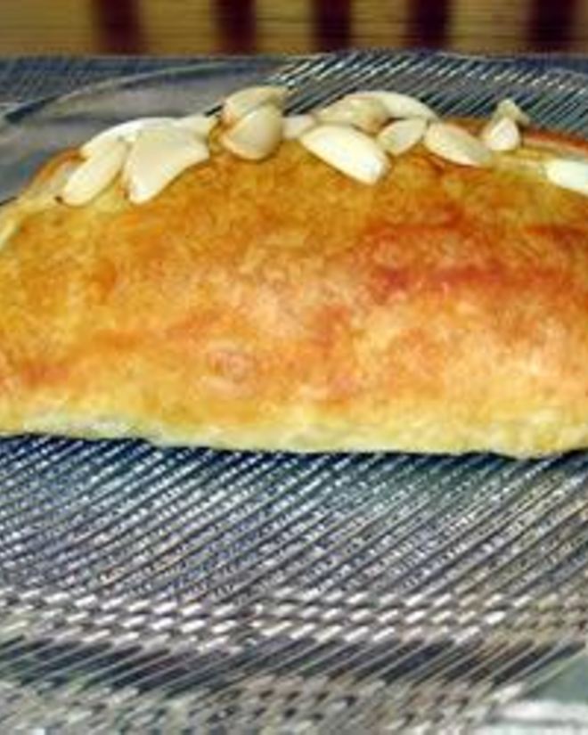 Рецепт сыра бри в слоеном тесте с жареным луком и яблоками