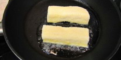 Шаг 3: сыра на сковороде