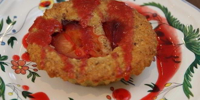 Рецепт миндальных тарталеток со сливовым соусом