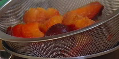 Шаг 8: миндальных тарталеток со сливовым соусом