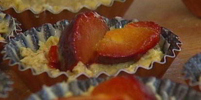 Шаг 9: миндальных тарталеток со сливовым соусом