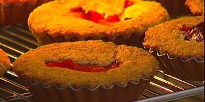 Шаг 10: миндальных тарталеток со сливовым соусом