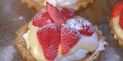 Шаг 11: тарталеток с двойным кремом и клубникой