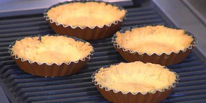 Шаг 8: тарталеток с двойным кремом и клубникой