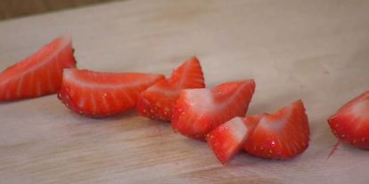 Шаг 10: тарталеток с двойным кремом и клубникой