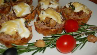 Рецепт Тарталеток с говядиной, грибами, луком и сыром