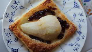 Рецепт Тарталеток с карамелизированной грушей и клюквой