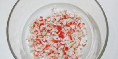 Шаг 1: тарталеток с крабовыми палочками и огурцома