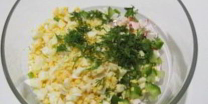 Шаг 2: тарталеток с крабовыми палочками и огурцома