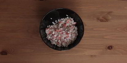 Шаг 1: тарталеток с крабовыми палочками кукурузой и огурцом