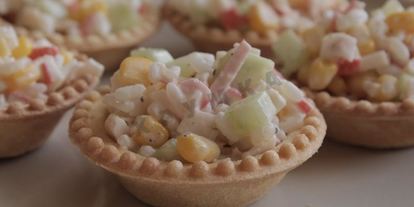 Шаг 10: тарталеток с крабовыми палочками кукурузой и огурцом