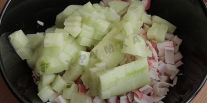 Шаг 3: тарталеток с крабовыми палочками кукурузой и огурцом