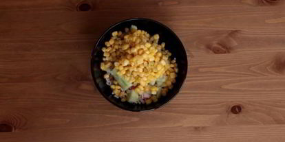 Шаг 4: тарталеток с крабовыми палочками кукурузой и огурцом