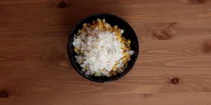 Шаг 6: тарталеток с крабовыми палочками кукурузой и огурцом