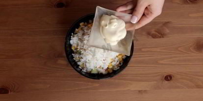 Шаг 7: тарталеток с крабовыми палочками кукурузой и огурцом