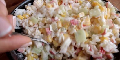 Шаг 8: тарталеток с крабовыми палочками кукурузой и огурцом