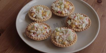 Шаг 9: тарталеток с крабовыми палочками кукурузой и огурцом