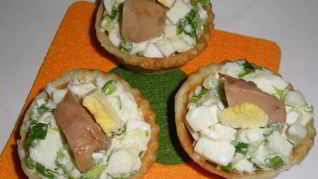 Рецепт Тарталеток с печенью трески и яйцом, зеленым луком и укропом