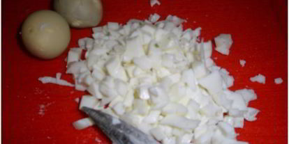 Шаг 2: тарталеток с печенью трески и яйцом, зеленым луком и укропом