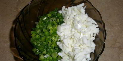 Шаг 3: тарталеток с печенью трески и яйцом, зеленым луком и укропом