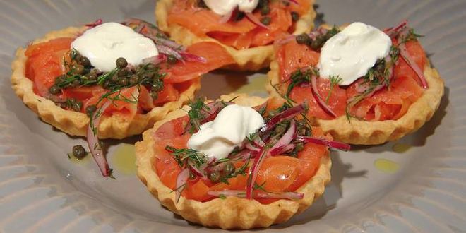 Рецепт Тарталеток с семгой, красным луком и каперсами