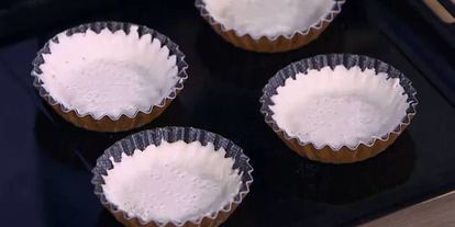 Шаг 3: тарталеток с семгой, красным луком и каперсами