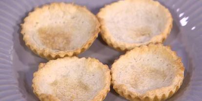 Шаг 4: тарталеток с семгой, красным луком и каперсами