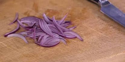 Шаг 5: тарталеток с семгой, красным луком и каперсами