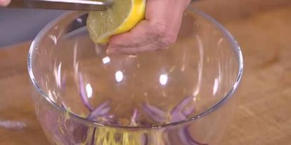 Шаг 6: тарталеток с семгой, красным луком и каперсами