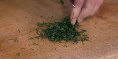 Шаг 7: тарталеток с семгой, красным луком и каперсами