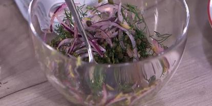 Шаг 8: тарталеток с семгой, красным луком и каперсами