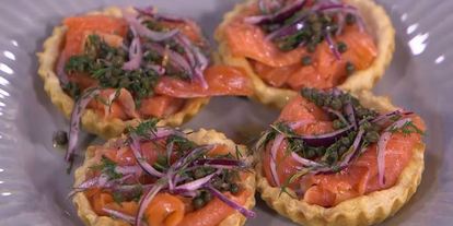 Шаг 10: тарталеток с семгой, красным луком и каперсами