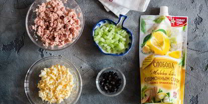 Шаг 1: тарталеток с тунцом и красной икрой