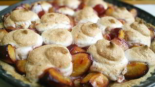 Рецепт Сливового тарта с ореховым безе