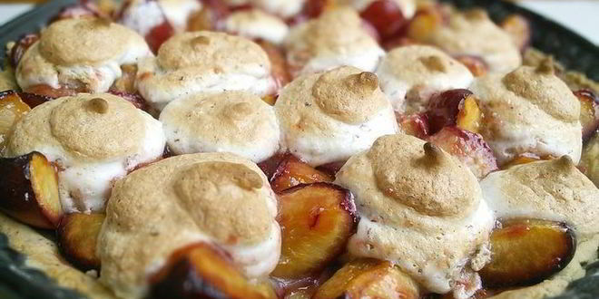 Рецепт сливового тарта с ореховым безе