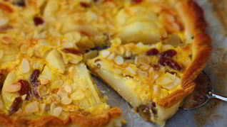 Рецепт Тарта с грушами, изюмом и миндальными лепестками