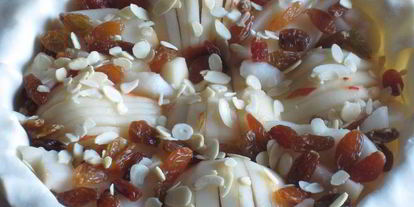 Шаг 4: тарта с грушами, изюмом и миндальными лепестками