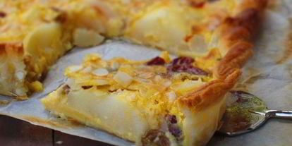 Шаг 6: тарта с грушами, изюмом и миндальными лепестками