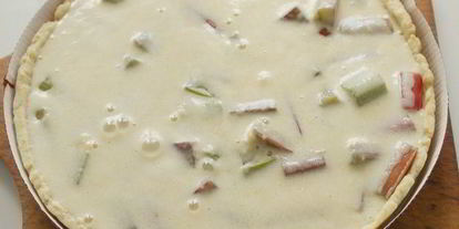 Шаг 9: тарта с ревенем и миндальныма кремома