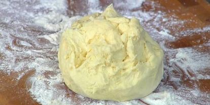 Шаг 3: тарта татен с грушами и изюмом