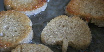 Шаг 1: тартинок с плавленным сыром и шпротами