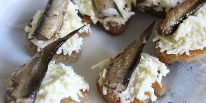 Шаг 5: тартинок с плавленным сыром и шпротами