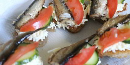 Шаг 6: тартинок с плавленным сыром и шпротами