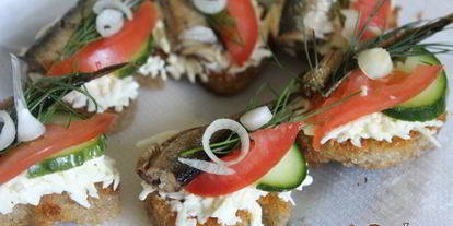 Шаг 7: тартинок с плавленным сыром и шпротами