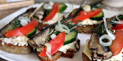 Шаг 8: тартинок с плавленным сыром и шпротами