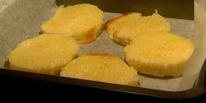 Шаг 4: хрустящих тостов с яйцом пашот под лимонным соусом