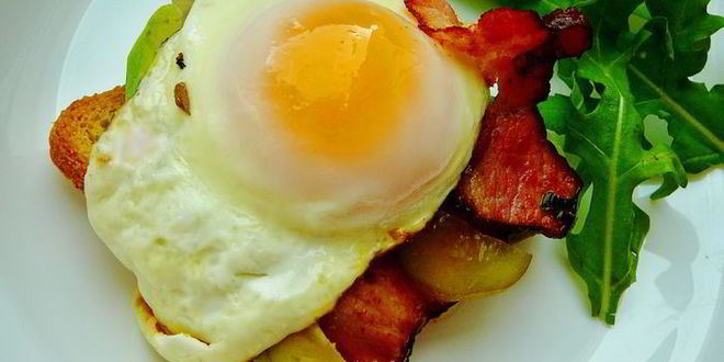Рецепт тоста с беконом и глазуньей