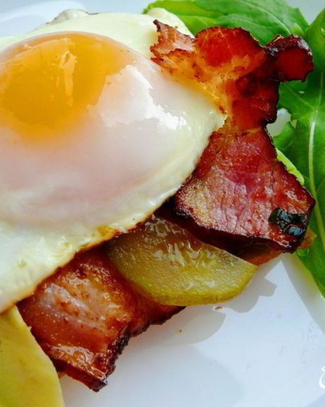 Рецепт тоста с беконом и глазуньей